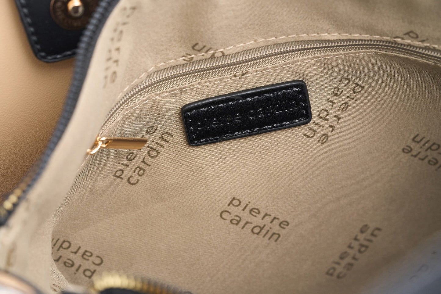 Mala Pierre Cardin com logotipo e alça de ombro em couro ecológico.