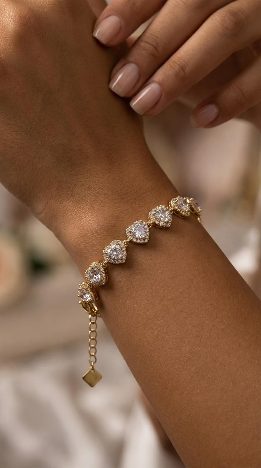 Pulseira de corações brilhantes.