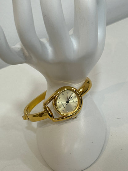 Relógio dourado
