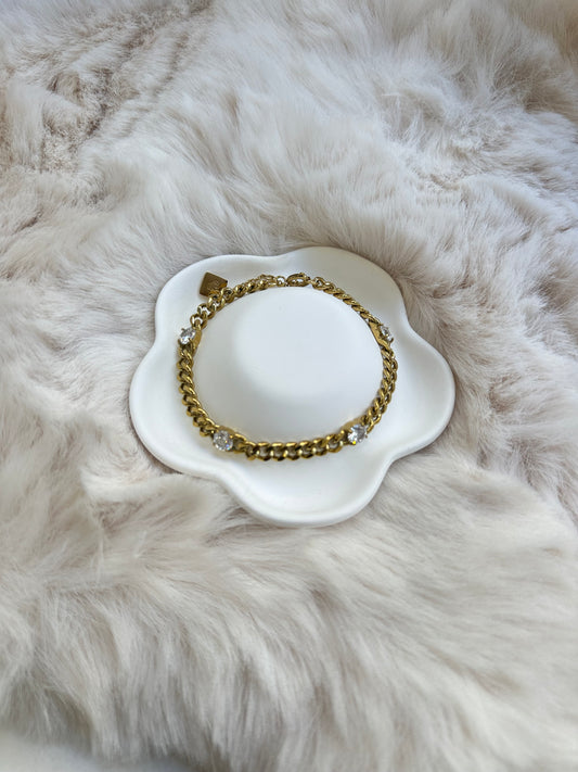 Pulseira dourada com brilhantes