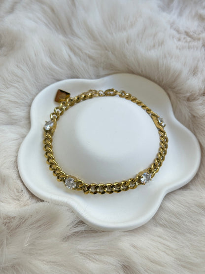 Pulseira dourada com brilhantes