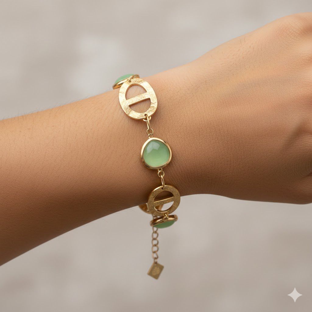 Pulseira dourada com pedras