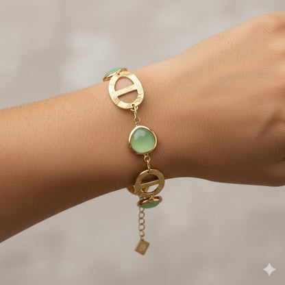 Pulseira dourada com pedras