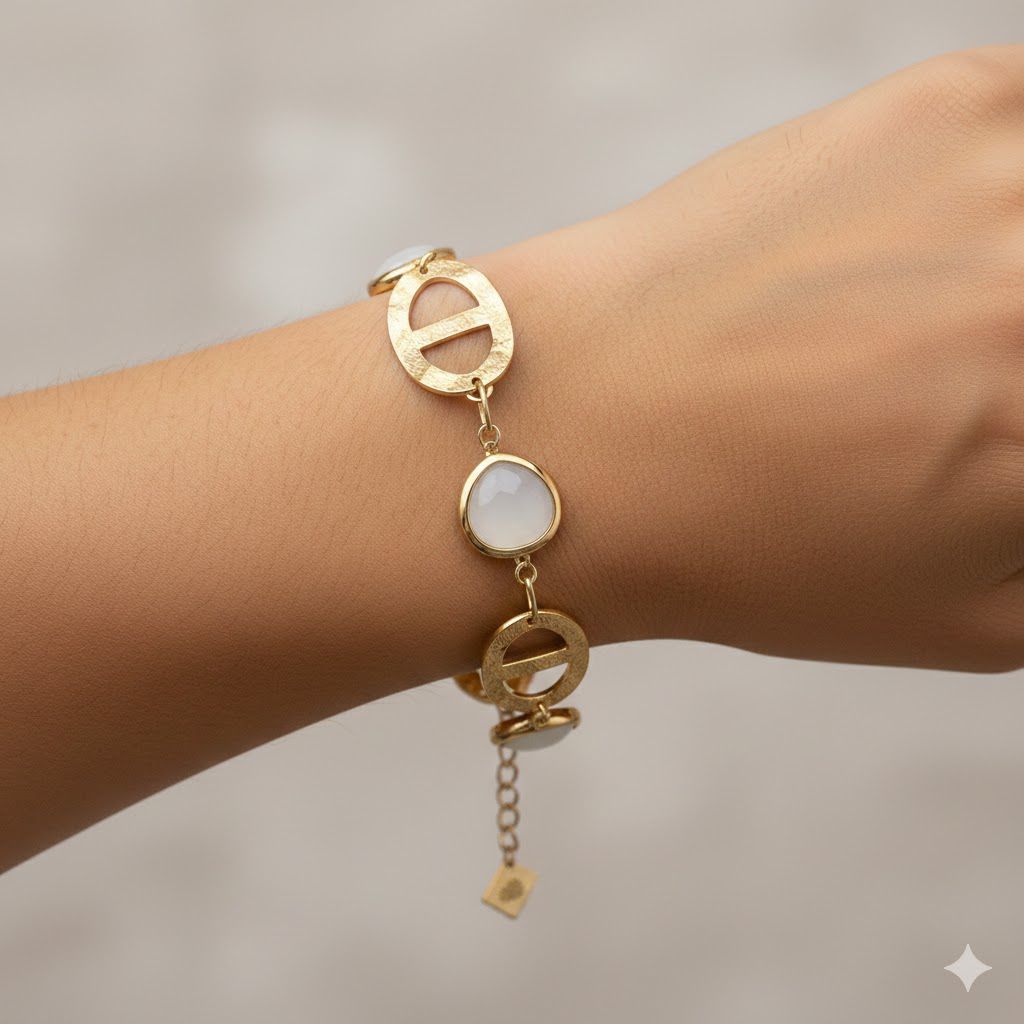 Pulseira dourada com pedras