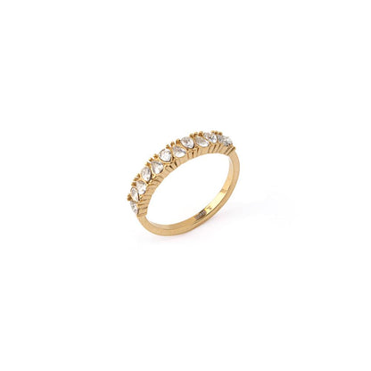 Anel dourado com pedras